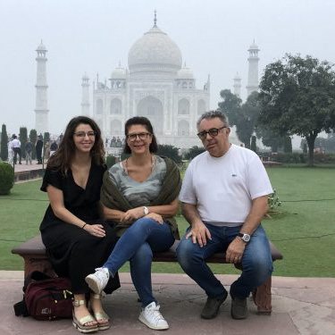 Famille-Cristol-devant-le-Taj-Mahal-en-Inde