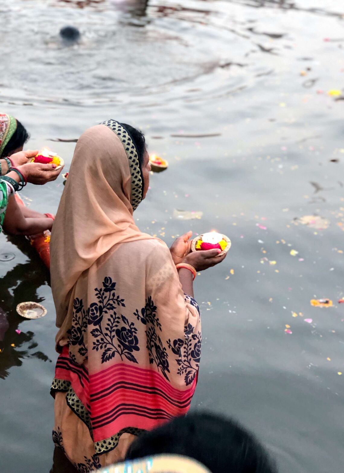 Femme entrain de faire des ablution au bord du Gange
