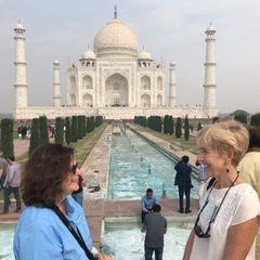 Mme-BLAIN-ET-MME-LEVERT-devant-le-Taj-Mahal-en-Inde_edited