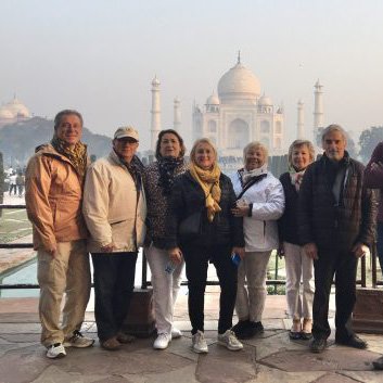 Touriste-francais-devant-le-Taj-Mahal